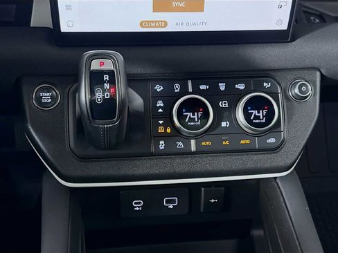 Used 2023 Land Rover Defender 130 SE image 18