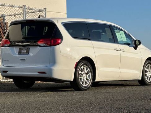 Used 2024 Chrysler Voyager LX image 4