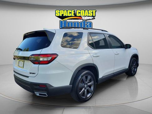 Used 2025 Honda Pilot Sport image 4
