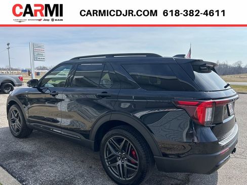 Used 2025 Ford Explorer ST-Line w/ ST-Line Street Pack AWD/4WD image 4