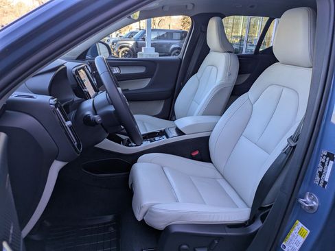 Used 2024 Volvo XC40 B5 Plus w/ Protection Package Premier image 25