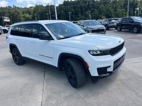 Used 2023 Jeep Grand Cherokee L Laredo RWD image 9