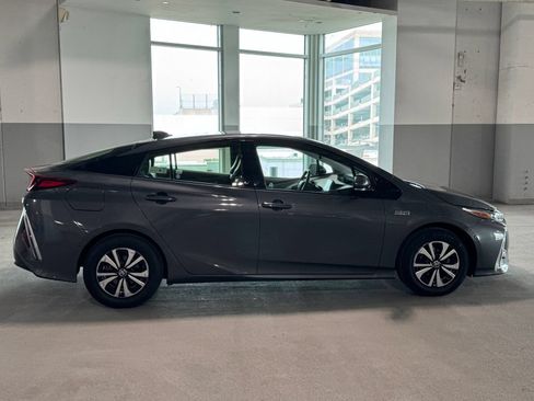 Used 2017 Toyota Prius Prime Advanced FWD image 11