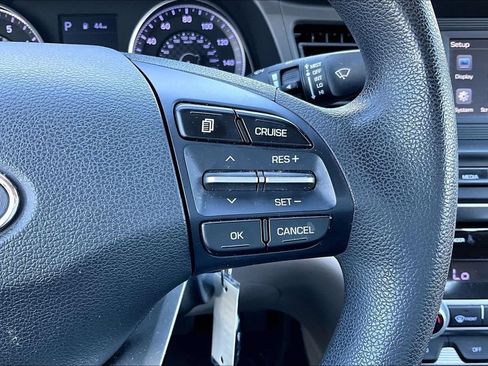 Used 2020 Hyundai Elantra SE FWD image 19