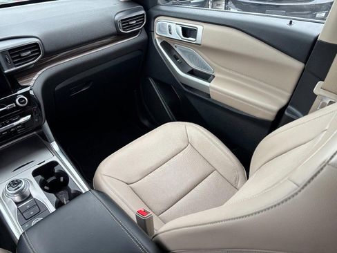 Used 2023 Ford Explorer Limited w/ Limited Technology Package image 16