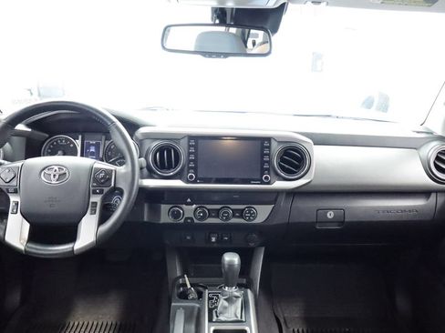 Used 2020 Toyota Tacoma SR5 AWD/4WD image 14