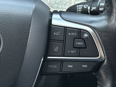 Used 2021 Toyota Highlander XLE AWD/4WD image 14
