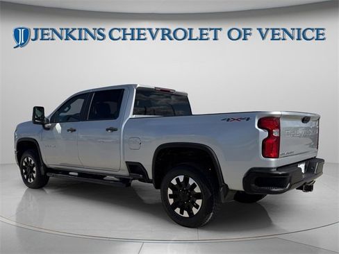 Used 2020 Chevrolet Silverado 2500 Custom w/ Custom Value Package image 3