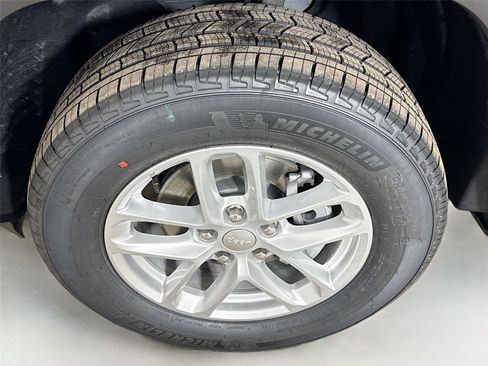 New 2025 Jeep Grand Cherokee Laredo X w/ Luxury Tech Group I image 32