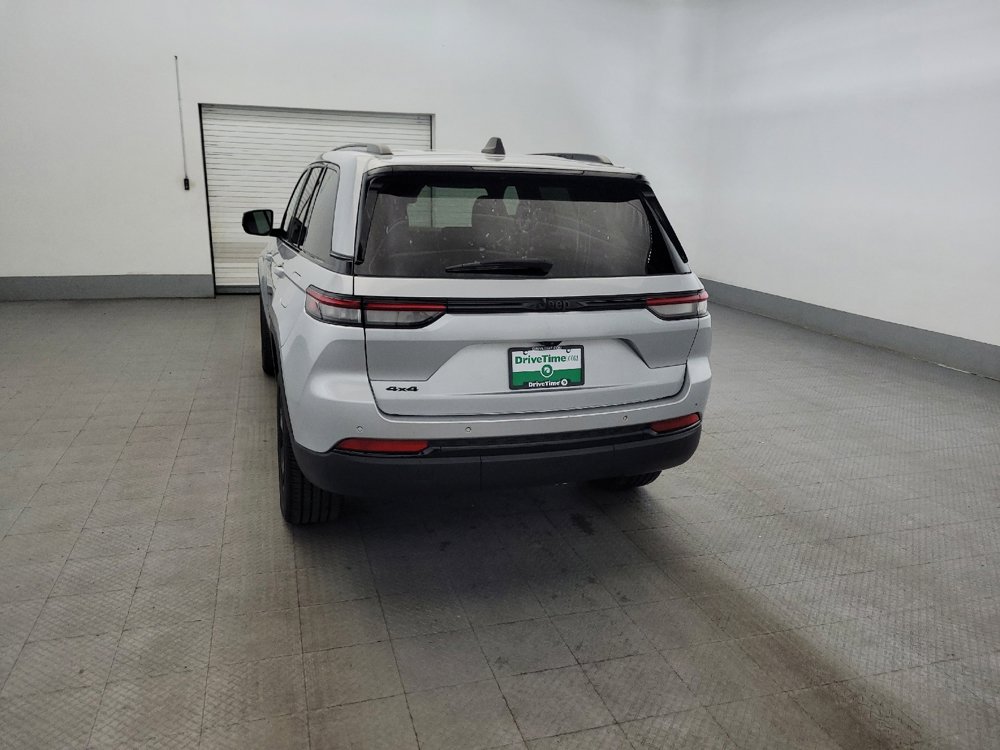 Used 2023 Jeep Grand Cherokee Altitude AWD/4WD image 6