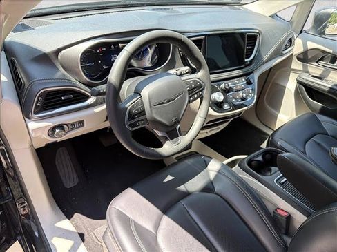 Used 2023 Chrysler Pacifica Touring-L FWD image 14