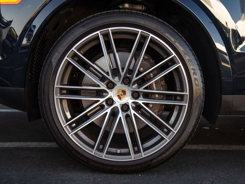 Certified 2023 Porsche Cayenne Platinum Edition AWD/4WD image 8