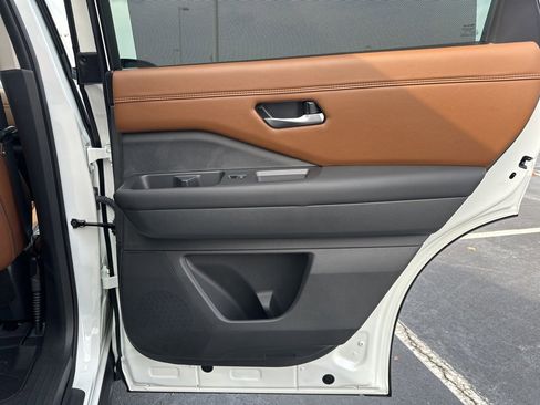 Used 2024 Nissan Pathfinder Platinum image 11