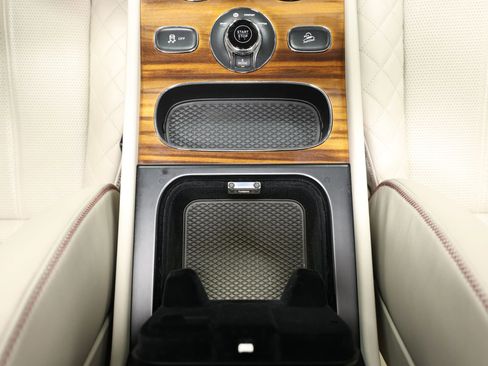 Used 2020 Bentley Bentayga Plug-In Hybrid image 52