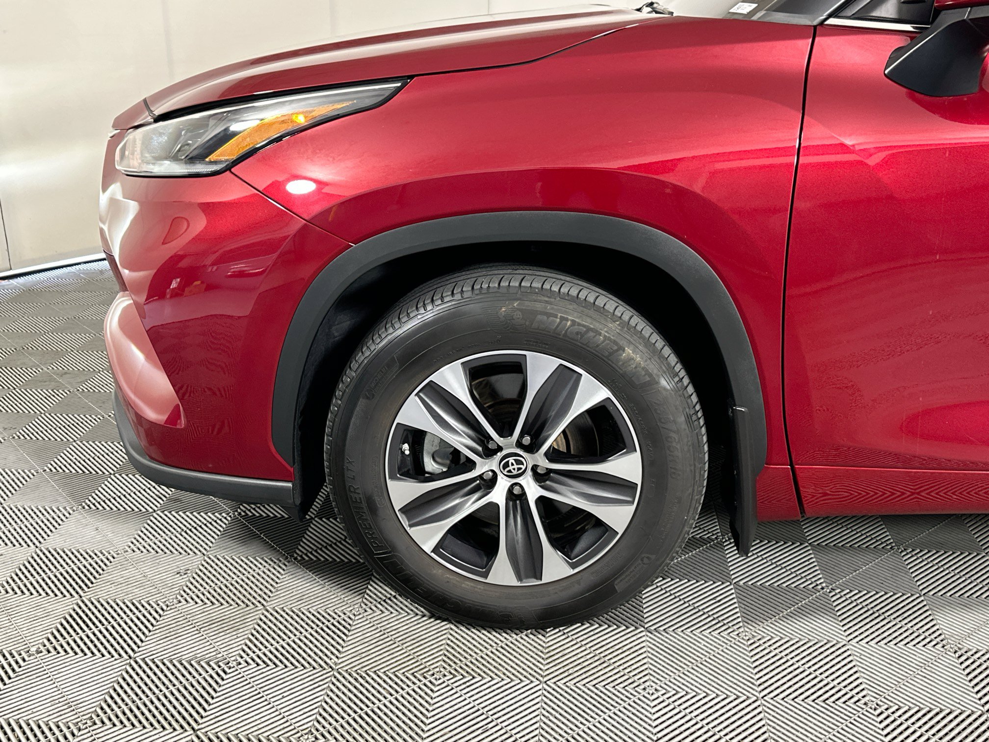 Used 2021 Toyota Highlander XLE AWD/4WD image 11
