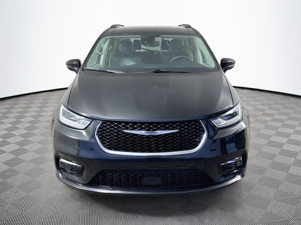 Used 2022 Chrysler Pacifica Touring-L FWD image 2