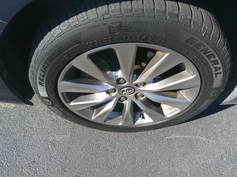 Used 2017 Toyota Camry XLE image 11