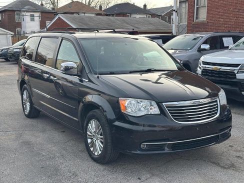 Used 2015 Chrysler Town & Country Touring-L w/ Driver Convenience Group image 1
