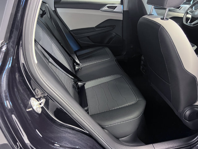Certified 2025 Volkswagen Taos SE FWD image 12