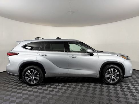 Used 2020 Toyota Highlander XLE AWD/4WD image 7