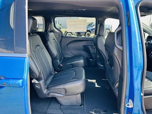 New 2026 Chrysler Pacifica Select FWD image 30