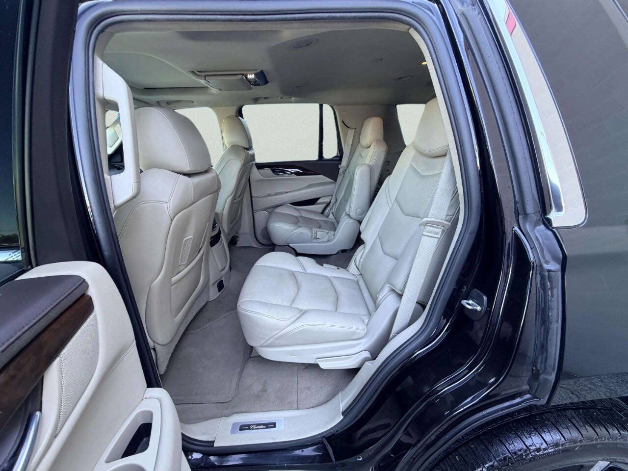 Used 2016 Cadillac Escalade Luxury AWD/4WD image 27