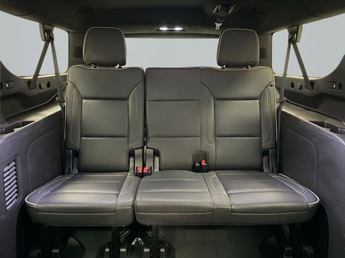 Used 2023 Chevrolet Suburban Premier image 25
