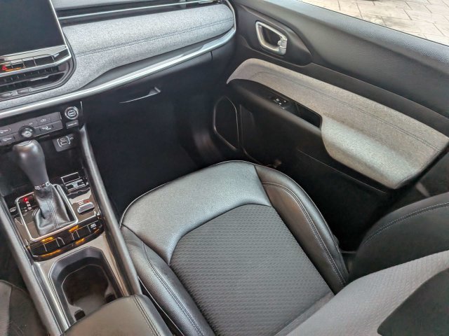 Used 2024 Jeep Compass Latitude AWD/4WD image 18