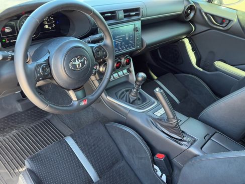 Used 2025 Toyota GR86 Premium w/ Performance Package image 16