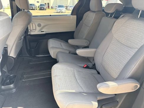 Used 2025 Toyota Sienna LE FWD image 21