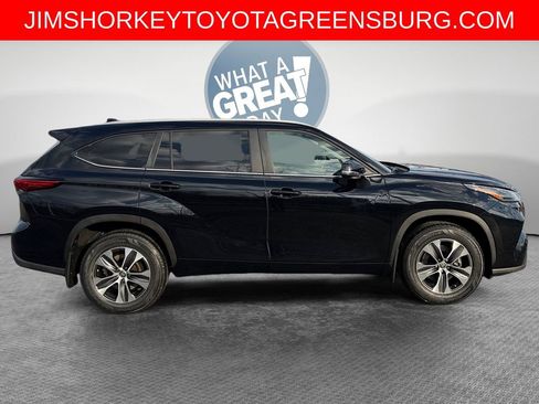 Used 2023 Toyota Highlander XLE AWD/4WD image 2
