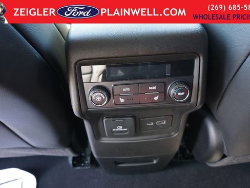 Used 2023 GMC Acadia SLT w/ Preferred Package AWD/4WD image 13