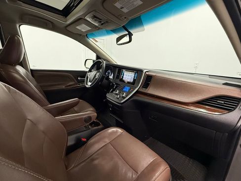 Used 2015 Toyota Sienna Limited image 16