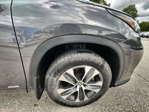 Used 2022 Toyota Highlander XLE AWD/4WD image 21
