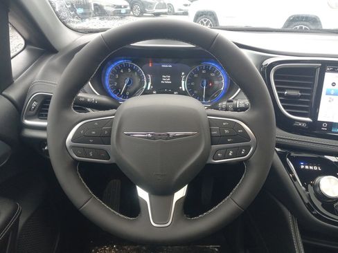 New 2026 Chrysler Pacifica Limited image 4