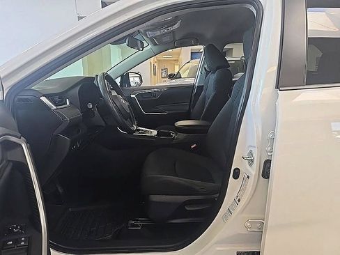 Used 2019 Toyota RAV4 LE AWD/4WD image 13