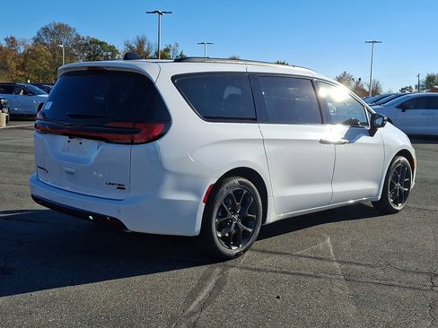 New 2026 Chrysler Pacifica Limited w/ S Appearance Package AWD/4WD image 4