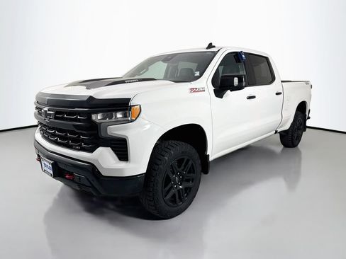 Used 2024 Chevrolet Silverado 1500 LT Trail Boss w/ LT Trail Boss Premium Package AWD/4WD image 3