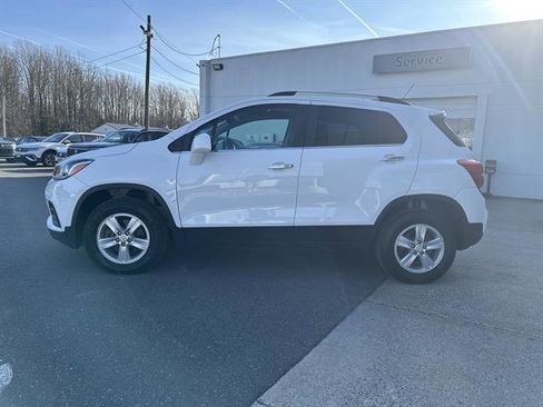 Used 2017 Chevrolet Trax LT w/ Sun & Sound Package image 4