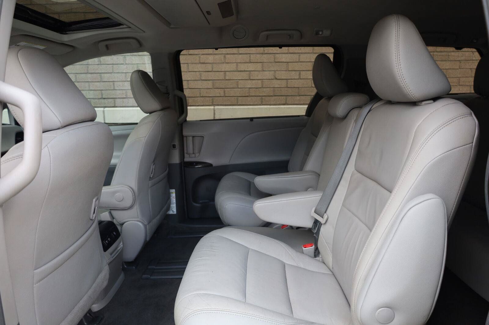 Used 2019 Toyota Sienna XLE Premium FWD image 18