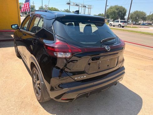 Used 2022 Nissan Kicks SR w/ Premium Package FWD image 3