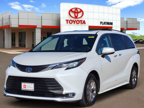 Used 2023 Toyota Sienna XLE image 2