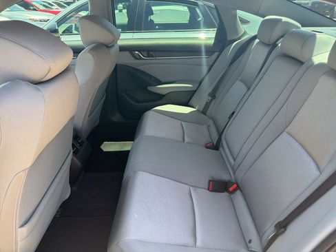 Used 2018 Honda Accord EX image 9