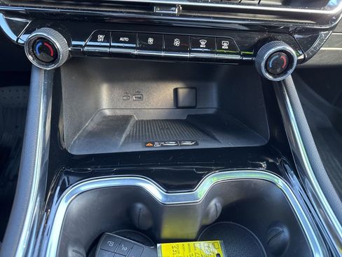 Used 2025 Chevrolet Traverse Z71 image 28