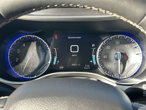 Used 2024 Chrysler Pacifica Touring-L FWD image 24