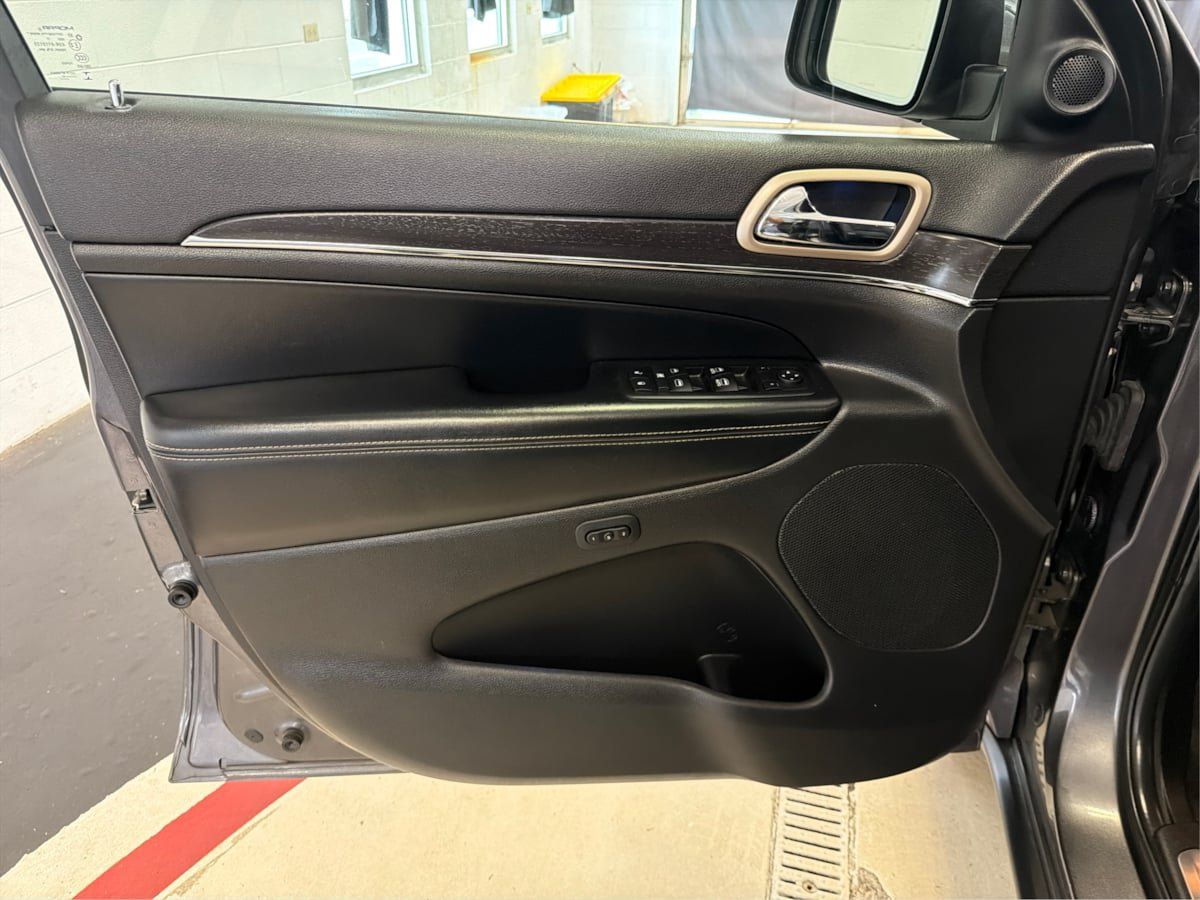Used 2017 Jeep Grand Cherokee Limited AWD/4WD image 24
