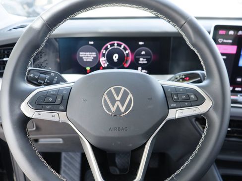 Certified 2025 Volkswagen Tiguan SE FWD image 11