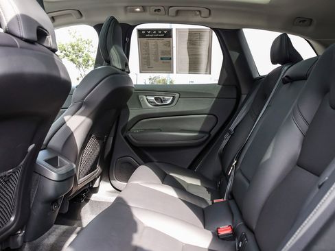 Used 2025 Volvo XC60 B5 Plus image 19