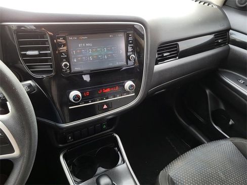 Used 2020 Mitsubishi Outlander ES image 21