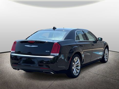 Used 2021 Chrysler 300 Touring L RWD image 2